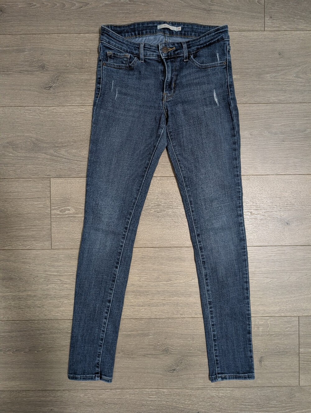 EUC•Levi's 711 Skinny Jeans 5 Pocket Dark Indigo Wash Distressed Accents Size 26